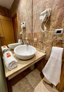 马萨阿拉姆sea view house的浴室设有白色水槽和镜子