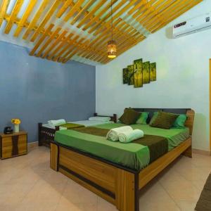 InamaluwaThe Kanit Sigiriya的一间卧室,配有两张床
