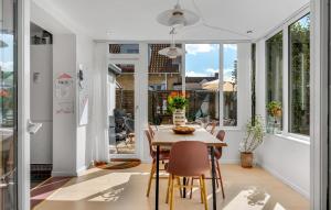 哥本哈根Gorgeous Home In Kbenhavn S With Kitchen的一间带桌椅的用餐室