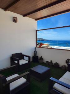 大加那利岛拉斯帕尔马斯Ático en Las Canteras的客厅设有海景大窗户