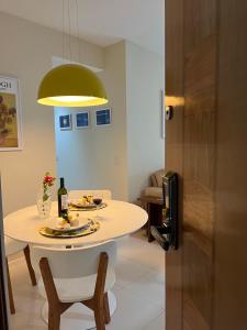 里约热内卢Apartamento Bora Bora的配有桌子和绿灯的客房