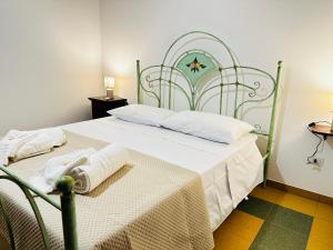 SternatiaMirodìa的一间卧室配有一张白色床和绿色床头板
