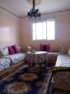 伊夫兰salwa的客厅配有沙发和桌子