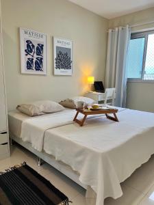 里约热内卢Apartamento Bora Bora的一间卧室配有一张桌子和一张床铺