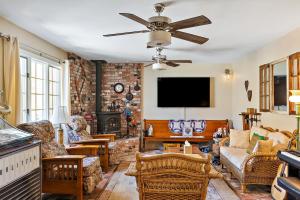 阿罗约格兰德Netport Oasis的客厅配有家具和平面电视。