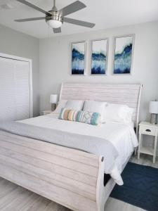 科珀斯克里斯蒂Peaceful Seaside Condo-Walking Path to the Beach的卧室配有一张白色大床和两个窗户