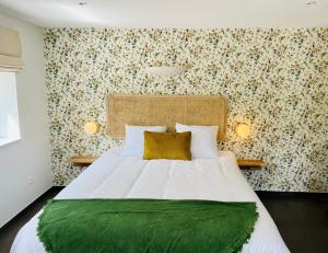 奥伯尔La Bel échappée的一间卧室配有一张带绿毯的大床