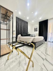 巴里Oltremare的一间卧室配有一张带黑色床头板的床