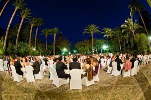 弗龙特拉堡拉阿尔莫雷玛酒店的一群人晚上坐在沙滩上的椅子上