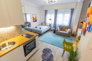 布达佩斯ALLEE BUDA Apartment的厨房以及带沙发的起居室。