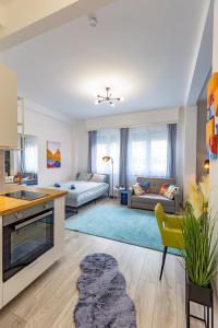 布达佩斯ALLEE BUDA Apartment的厨房以及带沙发和桌子的客厅。