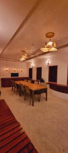 Felidhoo Vaagali Inn的一间带长桌和长凳的会议室