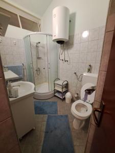 维尔Apartment IJ 3stars 4-6 persons的带淋浴、卫生间和盥洗盆的浴室