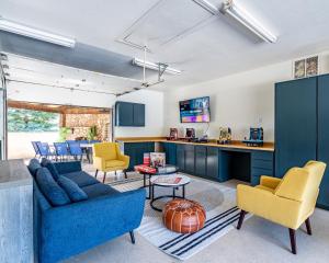 三河城Secluded Mtn Top Family Haven w/Views Spa & Arcade的客厅配有蓝色橱柜和黄色椅子