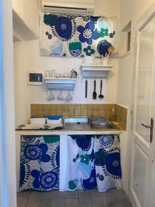 菲利库迪岛I 5 PASSI的厨房墙上摆放着蓝色和白色的菜肴