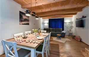瓦拉日丁托普利采Amazing Home In Varazdinske Toplice With Kitchenette的用餐室以及带桌椅的起居室。