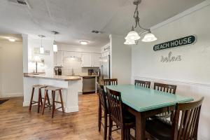 马士腾海滩Latitude Adjustment MIBC201的厨房以及带桌椅的用餐室。