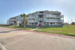 马士腾海滩Latitude Adjustment MIBC201的一座拥有棕榈树和街道的大型公寓楼