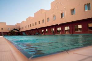 欧普尔فردان ريزيدانس - جدة Verdun Residence Jeddah的大楼前的游泳池