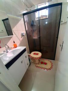 库亚巴Apto aconchegante cuiaba的带淋浴和盥洗盆的浴室