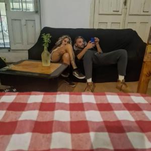 蒙得维的亚Montevideo Port Hostel的坐在沙发上拍张照片的两位女性