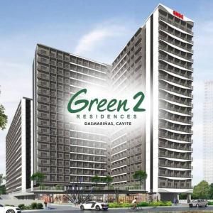 达斯马里尼亚斯Acellyne Suites at Green 2 Residences with Netflix!的一座大建筑,上面有绿色和白色的标志