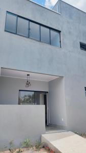 戈亚斯州上帕莱索Villa da Serra的大型白色房屋,设有大窗户