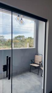 戈亚斯州上帕莱索Villa da Serra的客房设有窗户、椅子和风扇。
