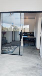 戈亚斯州上帕莱索Villa da Serra的一间设有滑动玻璃门和桌子的房间