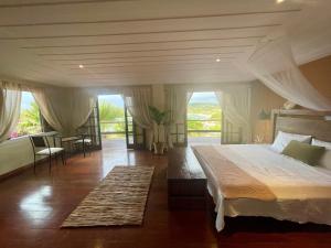 布希奥斯FERRADURA EXCLUSIVE SEaVIEW的一间带大床的卧室和一个阳台