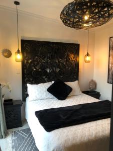 Egmont VillageTiny Home Luxury Farm Escape的一间卧室配有一张大床和黑色床头板