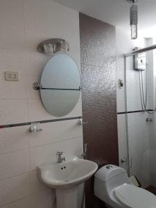 塔克纳Queen's Residence VIP的一间带水槽、卫生间和镜子的浴室