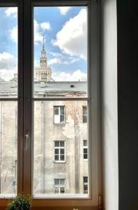 华沙Bezagenta Rooms Centrum的享有大楼景致的窗户