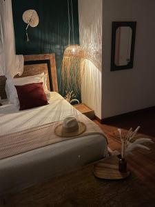 布希奥斯FERRADURA EXCLUSIVE SEaVIEW的一间卧室,配有一张床,上面有帽子