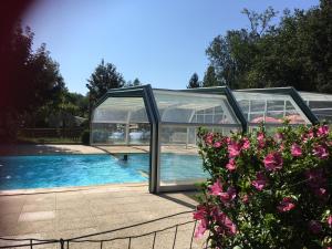 MesseryCamping le Relais du Léman的一座带游泳池的大型玻璃房子