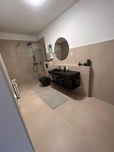 克雷费尔德Europa Apartments nähe Düsseldorf Messe, Airport的一间带水槽、卫生间和镜子的浴室