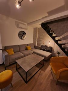 蒂瓦特蒂瓦特乌拉尼斯公寓的客厅配有沙发和桌子