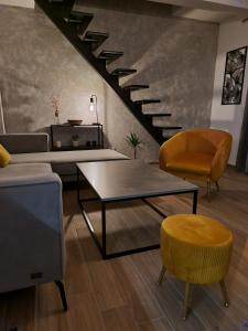 蒂瓦特蒂瓦特乌拉尼斯公寓的客厅配有沙发和桌椅