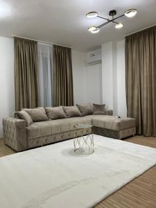 克拉多沃BB Apartment的客厅配有沙发和桌子