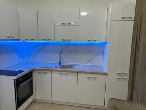 克拉多沃BB Apartment的厨房配有蓝色台面和白色橱柜