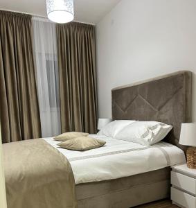 克拉多沃BB Apartment的一间卧室配有一张大床和大床头板