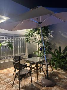 吉达Valley Villa的庭院内桌椅和遮阳伞