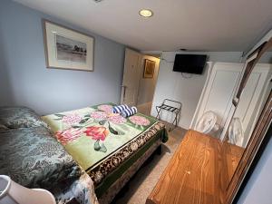 阿伯茨福德Anita's Bed & Breakfast - Bedroom On Ground Floor With Backyard的一间小卧室,配有一张床和一张桌子