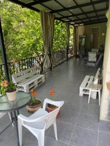 西格纳吉Guest House Sarajishvilze的门廊配有桌椅和桌椅