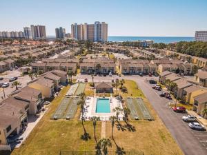 巴拿马城海滩Sandcastles and Sunshine - Gulf Highlands Beach Resort的享有公寓大楼空中美景,设有游泳池