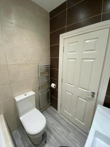 伍尔弗汉普顿Penthouse APT8的一间带白色卫生间和门的浴室