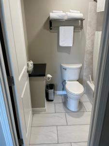 尤金Royal Inn Eugene- Airport的一间带卫生间和毛巾的小浴室