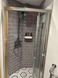 伯明翰The Snug@Bournville的带淋浴的浴室和玻璃门