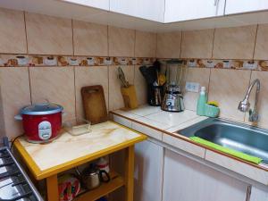 帕拉卡斯Kasanty House的厨房配有水槽和台面