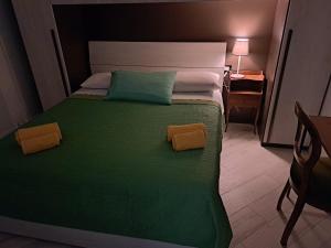 博洛尼亚Your Comfort Home - Bologna的一间卧室配有绿床和两个枕头
